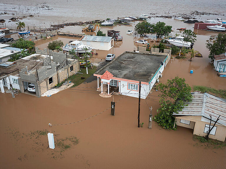 Überschwemmte Häuser am Strand von Salinas, nachdem Hurrikan «Fiona» durch das Gebiet gezogen ist. Foto: Alejandro Granadillo/AP/dpa