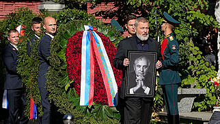 Journalist und Friedensnobelpreisträger Dmitri Muratow mit einem Porträt von Michail Gorbatschow während dessen Beerdigung in Moskau. Foto: Alexander Zemlianichenko/AP Pool/dpa