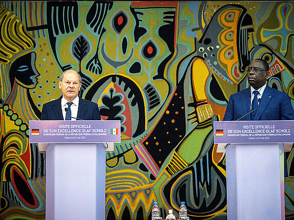 Der deutsche Bundeskanzler Olaf Scholz (SPD, l) nimmt neben Macky Sall, Präsident der Republik Senegal, an einer Pressekonferenz im Präsidentenpalast teil. Scholz will mit dem Senegal bei der Erschließung eines Gasfelds zusammenarbeiten. Das kündigte er am Sonntag in Dakar an. Foto: Michael Kappeler/dpa