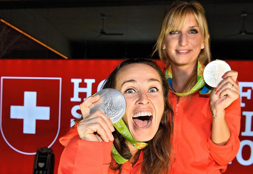 Das «Zufallsdoppel» freut sich über die Silbermedaille: Martina Hingis (links) und Timea Bacsinszky.
