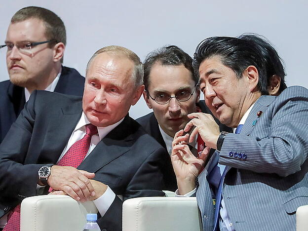 ARCHIV - Wladimir Putin (l), Präsident von Russland, und Shinzo Abe (r), Ministerpräsident von Japan, unterhalten sich während sie im September 2018 einen Judokampf anschauen. Foto: Mikhail Metzel/POOL TASS Host Photo Agency/AP/dpa