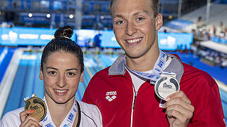 Europameisterin Lisa Mamié (200 m Brust) und der EM-Zweite Antonio Djakovic (200 m Freistil) präsentieren ihre Medaillen