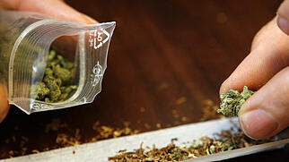 ARCHIV - In den Niederlanden wird der Verkauf und Konsum von sogenannten weichen Drogen wie Cannabis geduldet. Foto: picture alliance / dpa