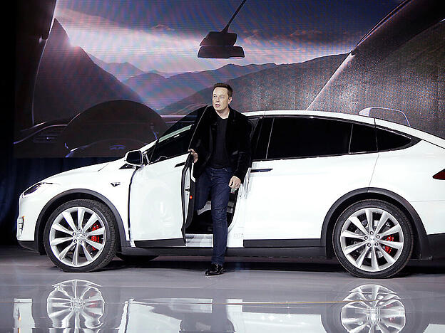Tesla-Chef Elon Musk bei der Präsentation eines neuen Modells des Elektroautobauers 2015 in Fremont im US-Staat Kalifornien. (Archivbild)