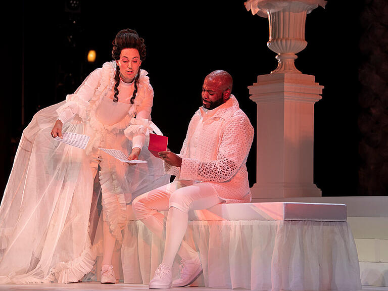 Joshua Stewart (rechts) singt am Theater St. Gallen die Titelrolle in der Oper "Der anonyme Liebhaber". Die Inszenierung beleuchtet den Konflikt, dass es im 18. Jahrhundert für eine Person of Color unmöglich war, eine weisse Europäerin zu heiraten.