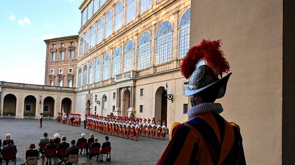 Die Schweizergarde im Vatikan soll ein neues Zuhause erhalten - dessen Finanzierung stösst in der Schweiz teilweise auf Kritik. (Archivbild)