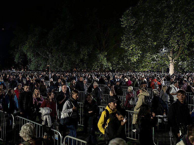 Menschen stehen im Southwark Park Schlange, um der verstorbenen Königin Elizabeth II. während der Staatsaufbahrung in der Westminster Hall die letzte Ehre zu erweisen. Die Queen ist vier Tage lang in der Westminster Hall aufgebahrt, bevor sie am 19. September beigesetzt wird. Foto: Felipe Dana/AP/dpa