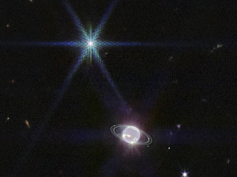 Mit dem Weltraum-Teleskop "James Webb" lassen sich die Ringe des Neptuns gestochen scharf erkennen.