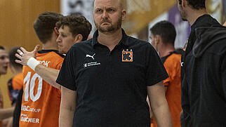 Trainer Adalsteinn Eyjolfsson blickt ernst, steht aber mit seinen Kadetten im Cupfinal