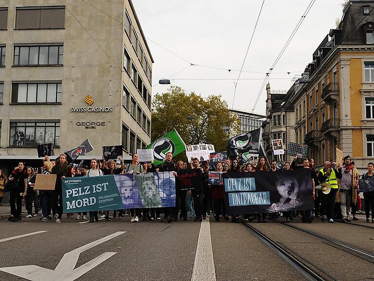 Rund 300 Tierschützer haben am Samstag in Zürich gegen Echtpelz demonstriert und zogen auch durch die Bahnhofstrasse.