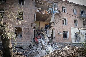 Menschen bergen einige ihrer Habseligkeiten aus einem Gebäude in Bachmut, das bei einem russischen Raketenangriff im Stadtzentrum beschädigt wurde. Foto: Efrem Lukatsky/AP/dpa
