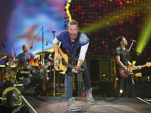 ARCHIV - Im Gespräch mit der BBC stellte Coldplay-Sänger Chris Martin in Aussicht, dass es noch «ein paar gemeinsame Sachen» mit anderen Musikern geben könnte. Foto: Scott Roth/Invision/AP/dpa
