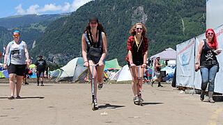 Debbie Betschart aus Illgau und Manuela Bürgler aus Muotathal flitzen mit ihren Kickboards über das weitläufige Gelände.