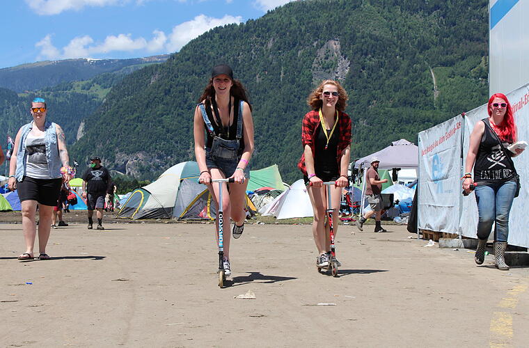 Debbie Betschart aus Illgau und Manuela Bürgler aus Muotathal flitzen mit ihren Kickboards über das weitläufige Gelände.