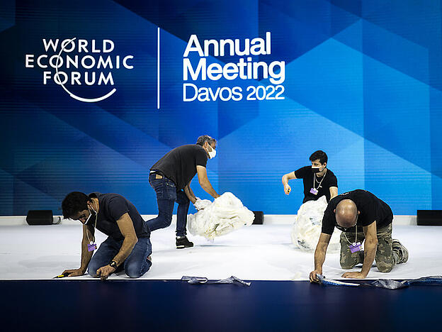 Arbeiter richteten am Samstag das Kongresszentrum in Davos GR für das Weltwirtschaftsforum (WEF) her.