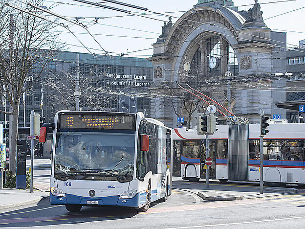 Der Busverkehr wurde durch den Cyberangriff nicht beeinträchtigt: Busse der VBL vor dem Bahnof Luzern. (Archivbild)