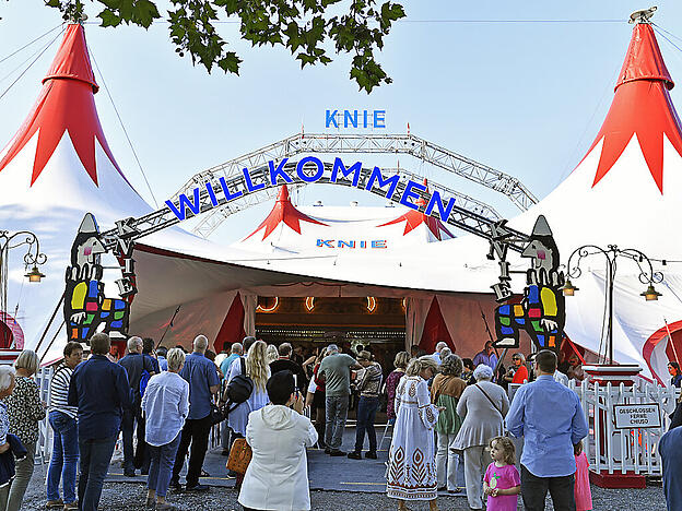 Einlass gab es wegen der Corona-Pandemie nur für Geimpfte, Genesene oder Getestete: Premiere des Circus Knie in Rapperswil SG am Donnerstagabend.