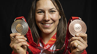 Wendy Holdener posiert bei ihrer Ankunft am Flughafen Zürich mit ihren zwei Medaillen von Peking 2022
