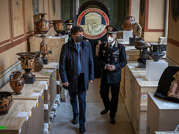 Die italienische Polizei hat rund 200 Kunstschätze im Wert von schätzungsweise 10 Millionen Euro in den Vereinigten Staaten sichergestellt und 160 davon zurück nach Italien gebracht. Foto: Oliver Weiken/dpa