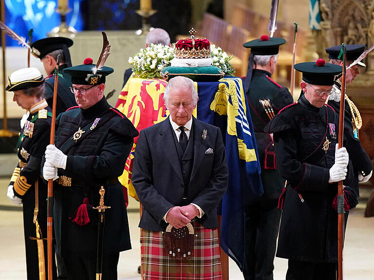 Großbritanniens König Charles III. (M), Prinzessin Anne (l), Prinz Andrew und Prinz Edward halten eine Mahnwache am Sarg von Königin Elizabeth II. in der St. Giles' Cathedral. Foto: Jane Barlow/PA Pool/AP/dpa