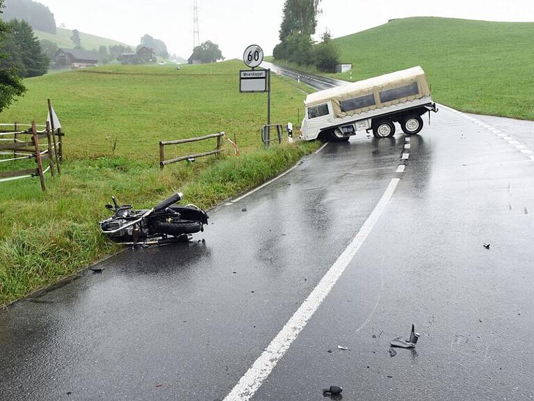 Die Strasse zwischen Meierskappel und Udligenswil war nach dem schweren Unfall zweieinhalb Stunden gesperrt.