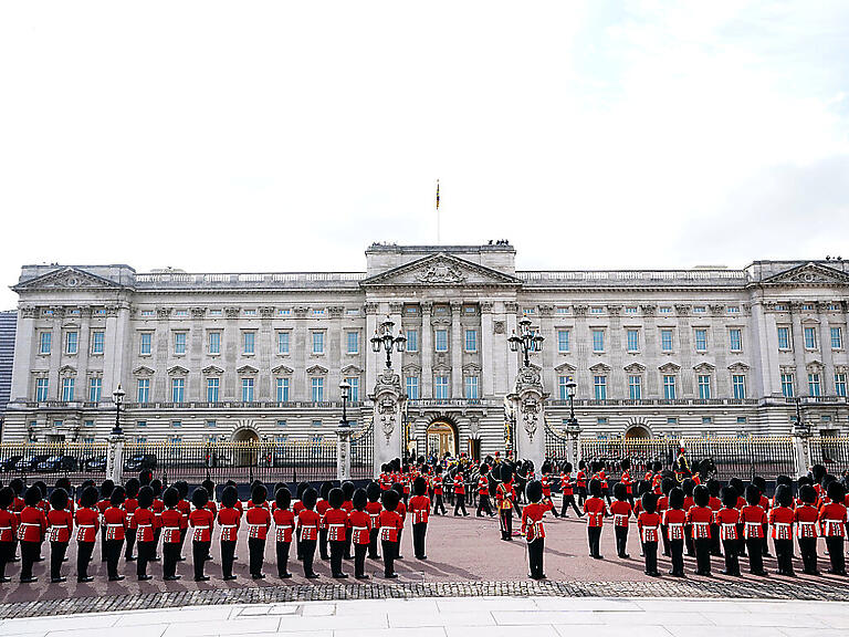 Der in die königliche Standarte gehüllte Sarg von Königin Elizabeth II. wird auf einer von Pferden gezogenen Lafette vom Buckingham Palace zur Westminster Hall in London getragen. Foto: Ian West/PA Wire/dpa