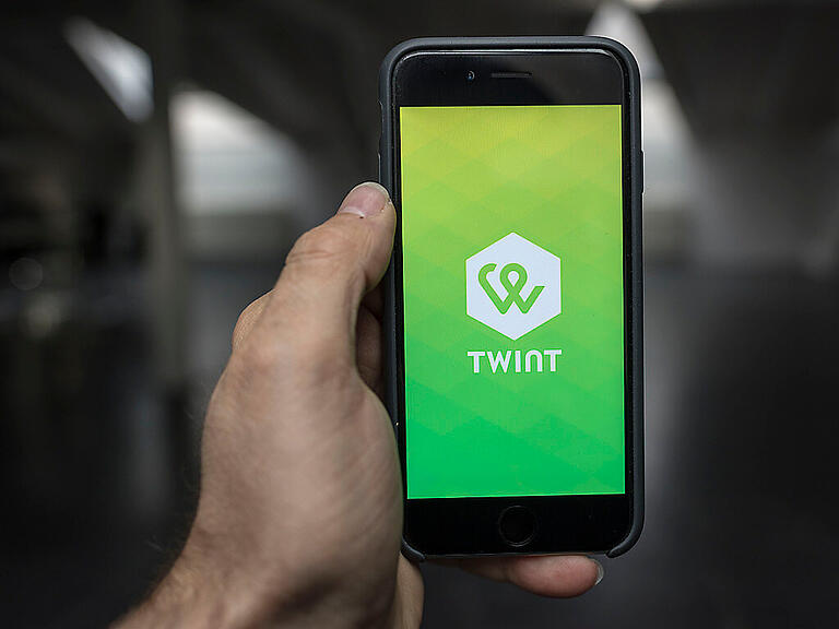 Die Bezahl-App Twint und die Konsumkredit Bank Cembra spannen zusammen. Geplant ist der Ausbau von Zahlungslösungen auf der Twint-App.(Symbolbild)