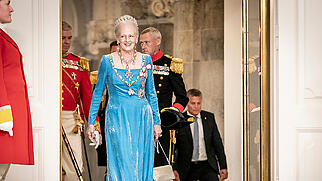 Die dänische Königin Margrethe kommt zum Galabankett im Schloss Christiansborg. Das Bankett findet anlässlich des 50. Jahrestages der Thronbesteigung der dänischen Königin Margrethe II. statt. Foto: Mads Claus Rasmussen/Ritzau Scanpix Foto/AP/dpa