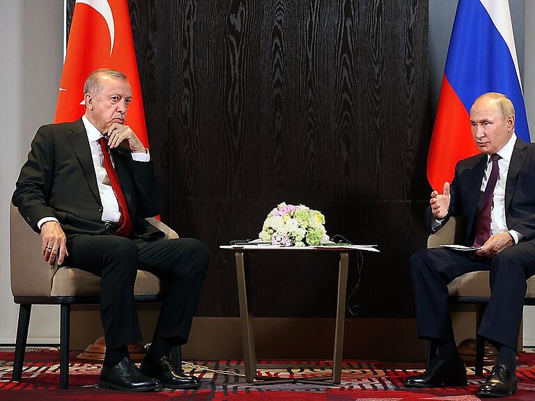 Der türkische Präsident Recep Tayyip Erdogan (links) lehnt Scheinreferenden in den von Russland besetzten Gebieten in der Südukraine ab. Das hat Erdogan den russischen Präsidenten Wladimir Putin (rechts) mitteilen lassen. (Archivbild)