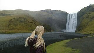 Island, Skogafoss Wasserfall: Wenn man das Verlangen um eine Pause hat, ist Island perfekt mit dieser Traumlandschaft!