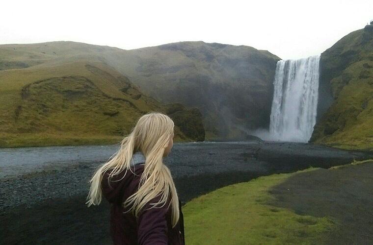 Island, Skogafoss Wasserfall: Wenn man das Verlangen um eine Pause hat, ist Island perfekt mit dieser Traumlandschaft!