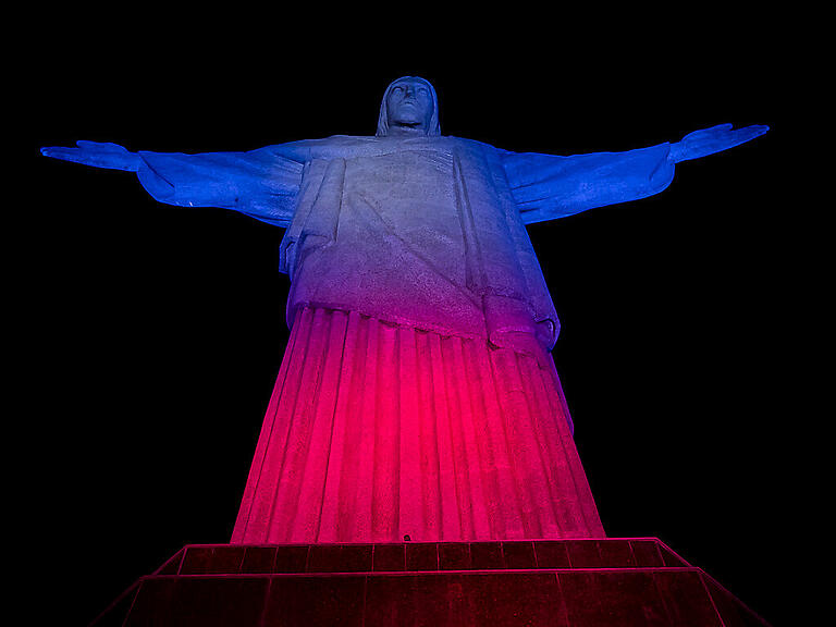 Die Christus-Erlöser-Statue in Rio De Janeiro erstrahlt zu Ehren der verstorbenen Queen in Rot, Blau und Weiß - den Farben des Union Jack. Foto: Bruna Prado/AP/dpa