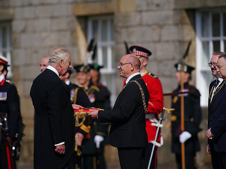 König Charles III. (l) erhält die Schlüssel der Stadt Edinburgh von Lord Provost Robert Aldridge (2.v.r) während der Zeremonie der Schlüsselübergabe im Palace of Holyroodhouse. Foto: Peter Byrne/PA Wire/dpa