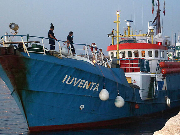 ARCHIV - Das Rettungsschiff «Iuventa» liegt im Hafen, kurz bevor es von der Küstenwache für weitere Untersuchungen ins sizilianische Trapani gebracht wurde. Foto: Elio Desiderio/ANSA/AP/dpa