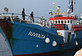 ARCHIV - Das Rettungsschiff «Iuventa» liegt im Hafen, kurz bevor es von der Küstenwache für weitere Untersuchungen ins sizilianische Trapani gebracht wurde. Foto: Elio Desiderio/ANSA/AP/dpa