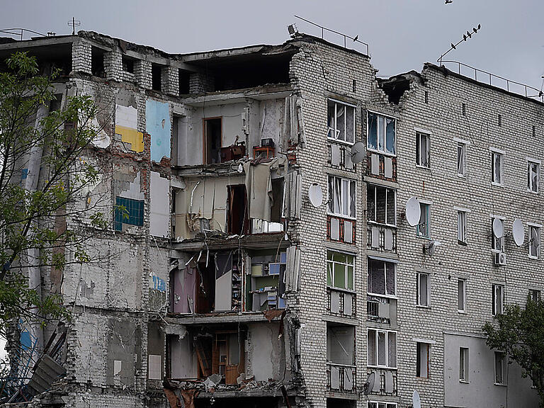 Ein Gebäude in der zurückeroberten Region in der Ostukraine steht stark beschädigt da. Foto: Leo Correa/AP/dpa