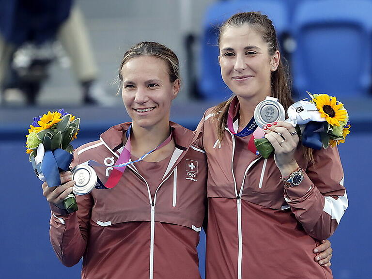 Gemeinsam Freude ist doppelte Freude: Viktorija Golubic (links) und Belinda Bencic mit Doppel-Silber