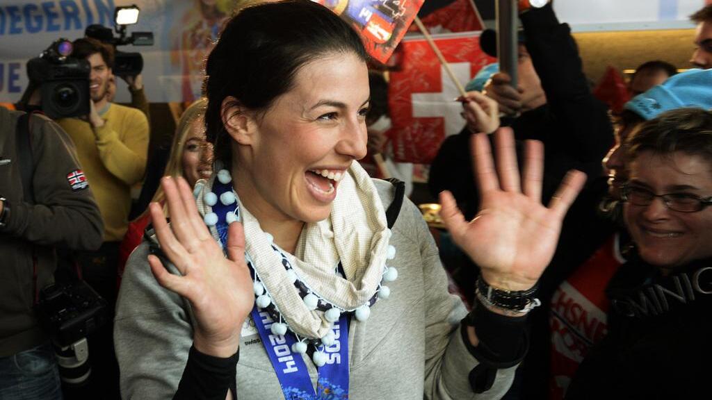 Abfahrts-Goldmedaillengewinnerin Dominique Gisin wird nach ihrer Ankunft am Flughafen Zürich Kloten frenetisch begrüsst.