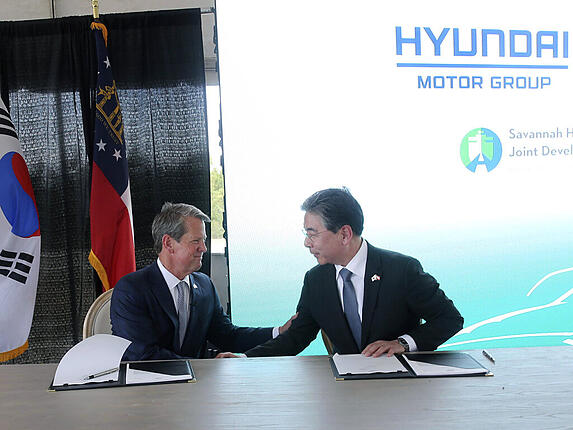 Der Gouverneur des US-Bundesstaats Georgia und der Hyundai-Präsident Jaehoon Chang bei der Unterzeichnung des Deals für den Bau einer Fabrik für Hyundai-Elektroautos in Georgia.