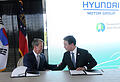 Der Gouverneur des US-Bundesstaats Georgia und der Hyundai-Präsident Jaehoon Chang bei der Unterzeichnung des Deals für den Bau einer Fabrik für Hyundai-Elektroautos in Georgia.