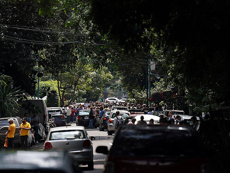 Menschen versammeln sich draußen, nachdem ein Erdbeben der Stärke 7,6 zu spüren war. Foto: Fernando Llano/AP/dpa