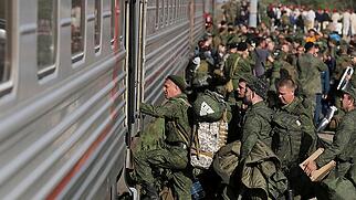 Russische Rekruten steigen auf einem Bahnhof in der Region Wolgograd in einen Zug. Foto: Uncredited/AP/dpa