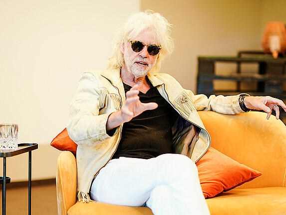 Der irische Rocksänger Bob Geldof, Mitbegründer der Gruppe The Boomtown Rats, gestikuliert während eines Gesprächs in einem Hotelzimmer. Geldof hält deutsche Musik für besser als ihren allgemeinen Ruf. Foto: Uwe Anspach/dpa