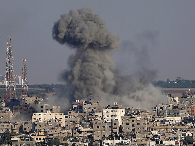 Rauch steigt nach israelischen Luftangriffen aus einem Wohnhaus in Gaza auf. Ägyptische Vermittler wollen nach palästinensischen Angaben am Sonntagabend (07.08.2022) eine Waffenruhe im jüngsten Gaza-Konflikt verkünden. Foto: Adel Hana/AP/dpa