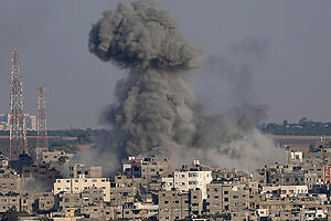Rauch steigt nach israelischen Luftangriffen aus einem Wohnhaus in Gaza auf. Ägyptische Vermittler wollen nach palästinensischen Angaben am Sonntagabend (07.08.2022) eine Waffenruhe im jüngsten Gaza-Konflikt verkünden. Foto: Adel Hana/AP/dpa
