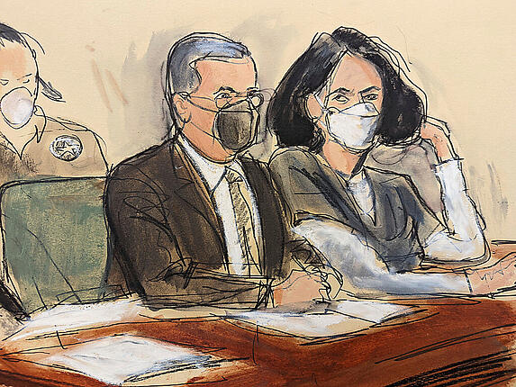 Die Gerichtszeichnung zeigt die Epstein-Vertraute Ghislaine Maxwell und ihren Anwalt Christian Everdell, während sie bei der Urteilsverkündung in New York zuhören. Ein halbes Jahr nach dem Schuldspruch wegen Sexualverbrechen soll im Prozess gegen Maxwell das Strafmaß verkündet werden. Foto: Elizabeth Williams/AP/dpa
