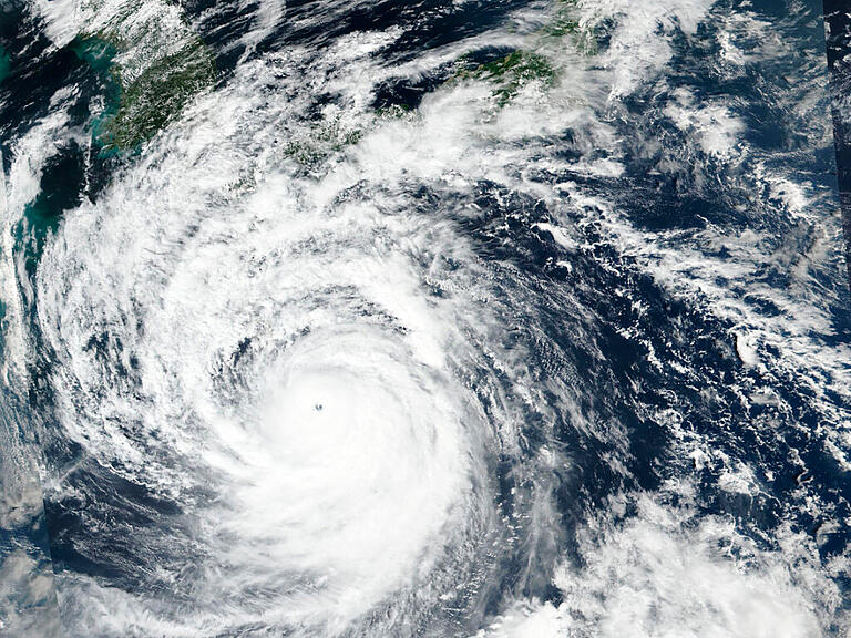 HANDOUT - Dieses von der NASA veröffentlichte Satellitenbild zeigt den Taifun Nanmadol, der sich dem Südwesten Japans nähert. Foto: EOSDIS/NASA/dpa - ACHTUNG: Nur zur redaktionellen Verwendung im Zusammenhang mit der aktuellen Berichterstattung und nur mit vollständiger Nennung des vorstehenden Credits