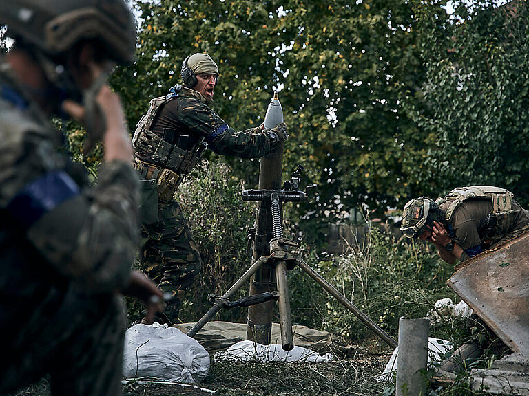 Ukrainische Soldaten feuern einen Mörser ab in der kürzlich zurückeroberten Stadt Kupjansk in der Region Charkiw, Ukraine. Foto: Kostiantyn Liberov/AP/dpa