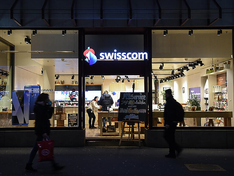 Trotz zunehmendem Onlineshopping investiert Swisscom viel in den Umbau seiner Shops. (Archivbild)