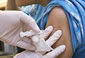 Kinderarzt impft ein Kind